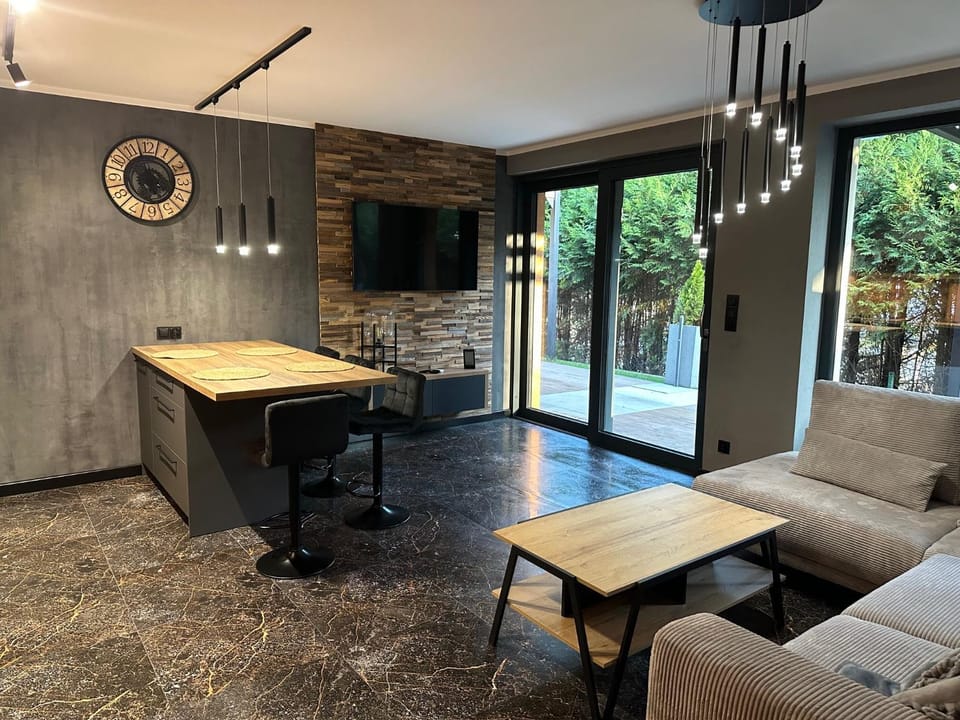 TV and multimedia, Living room, Seating area, Dining area