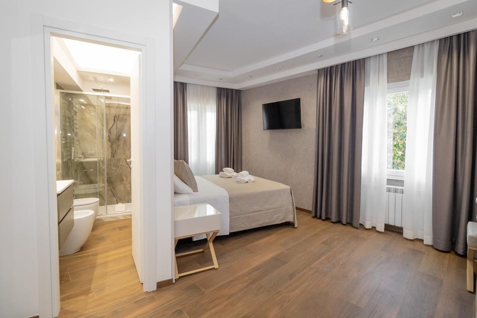Bed, Bathroom, TV and multimedia, Photo of the whole room, Bedroom, towels