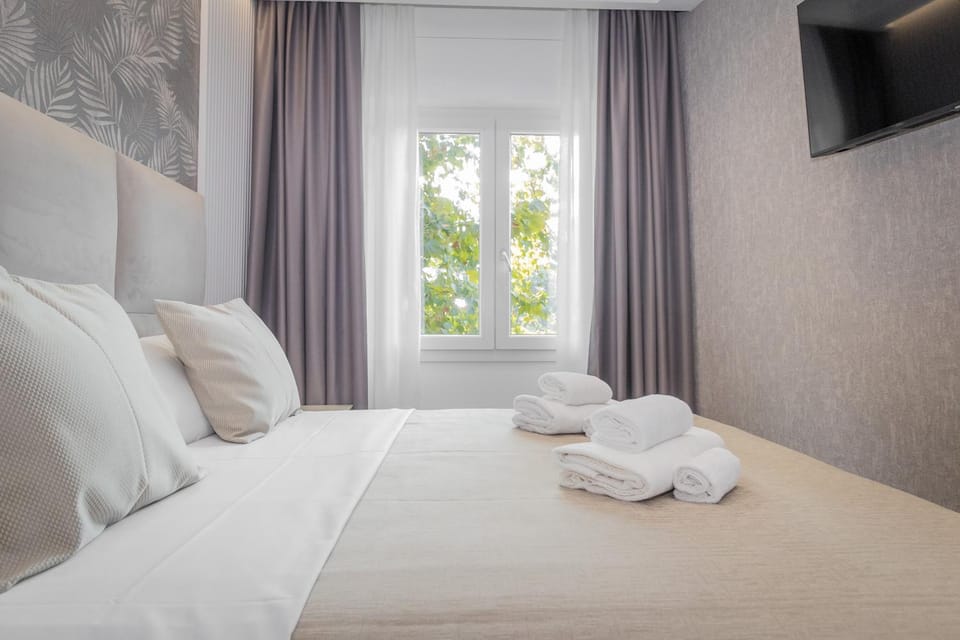 Bed, Photo of the whole room, Bedroom, towels