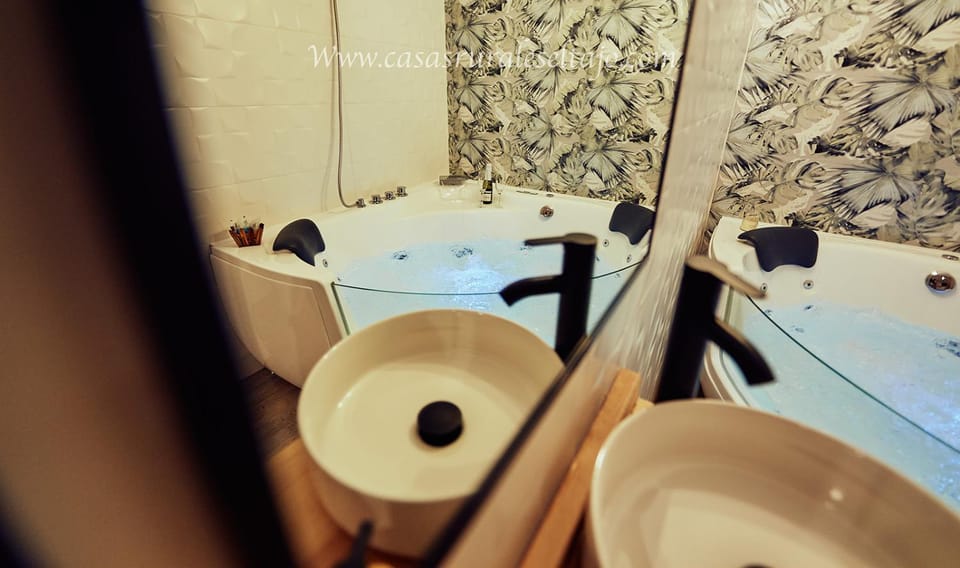 Hot Tub, Bathroom