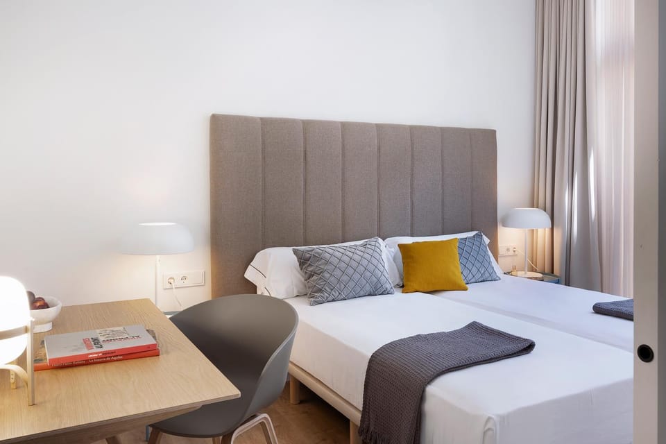 Bed, Seating area, Bedroom