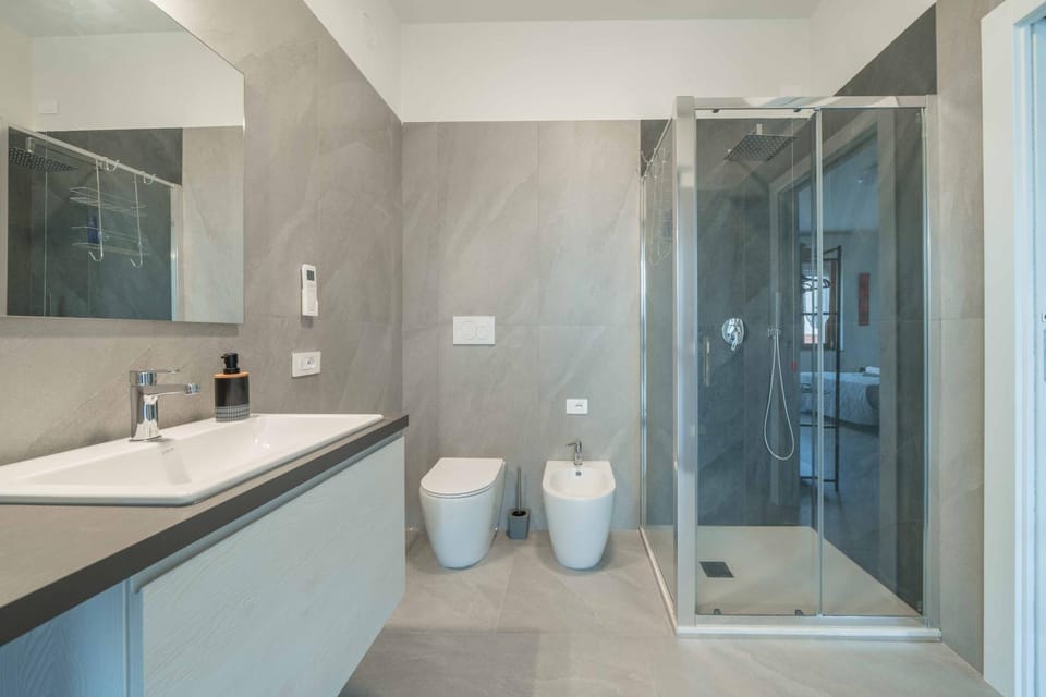 Shower, Toilet, Bathroom, towels