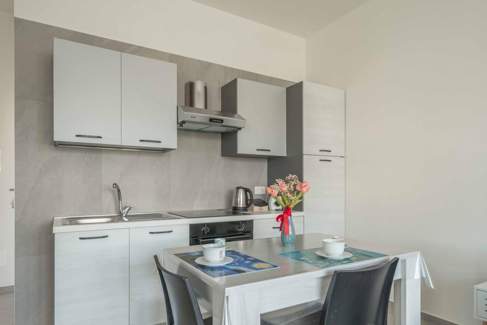 Coffee/tea facilities, Kitchen or kitchenette, Dining area, stove