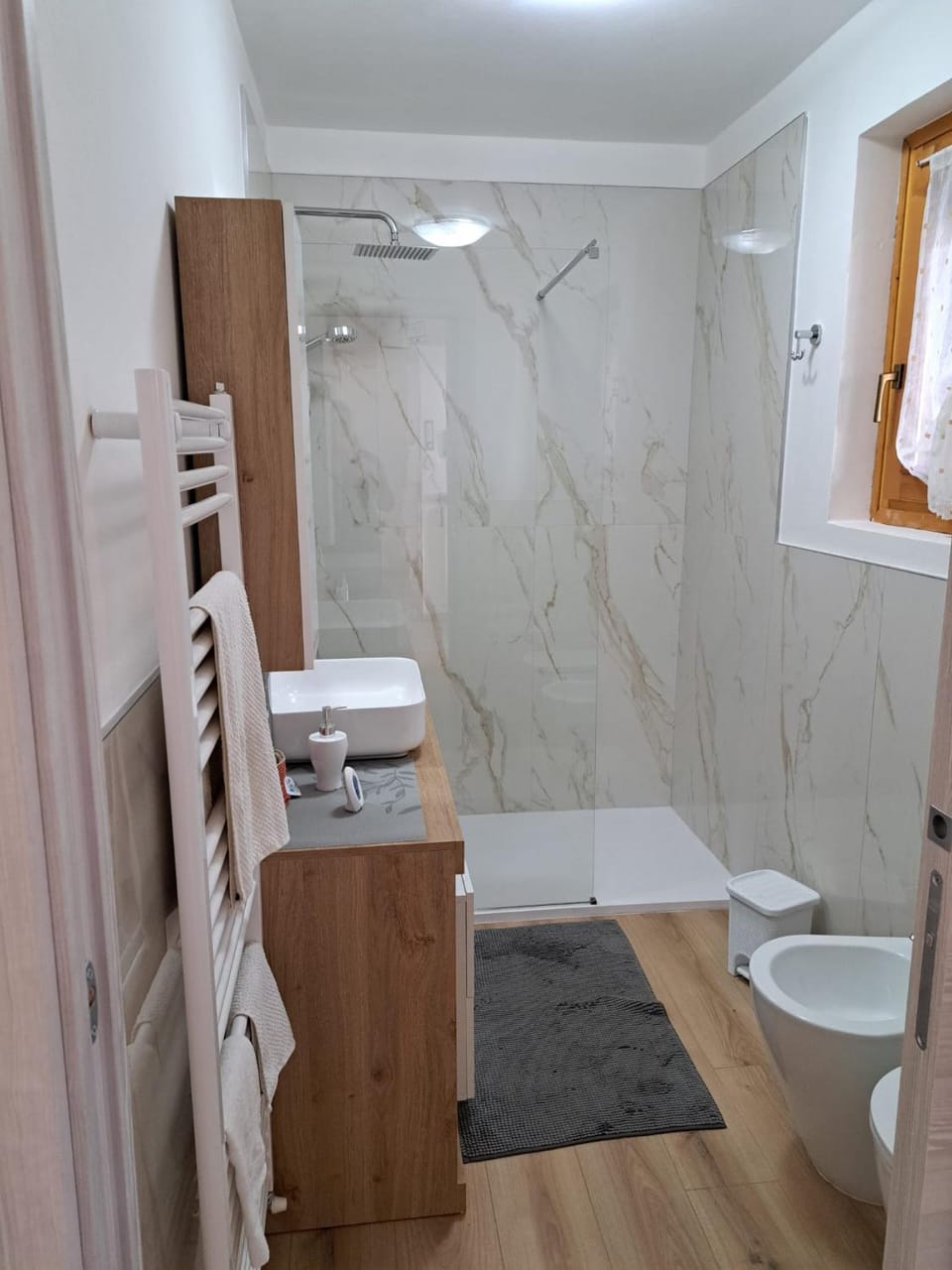 Shower, Toilet, Bathroom, bidet, towels