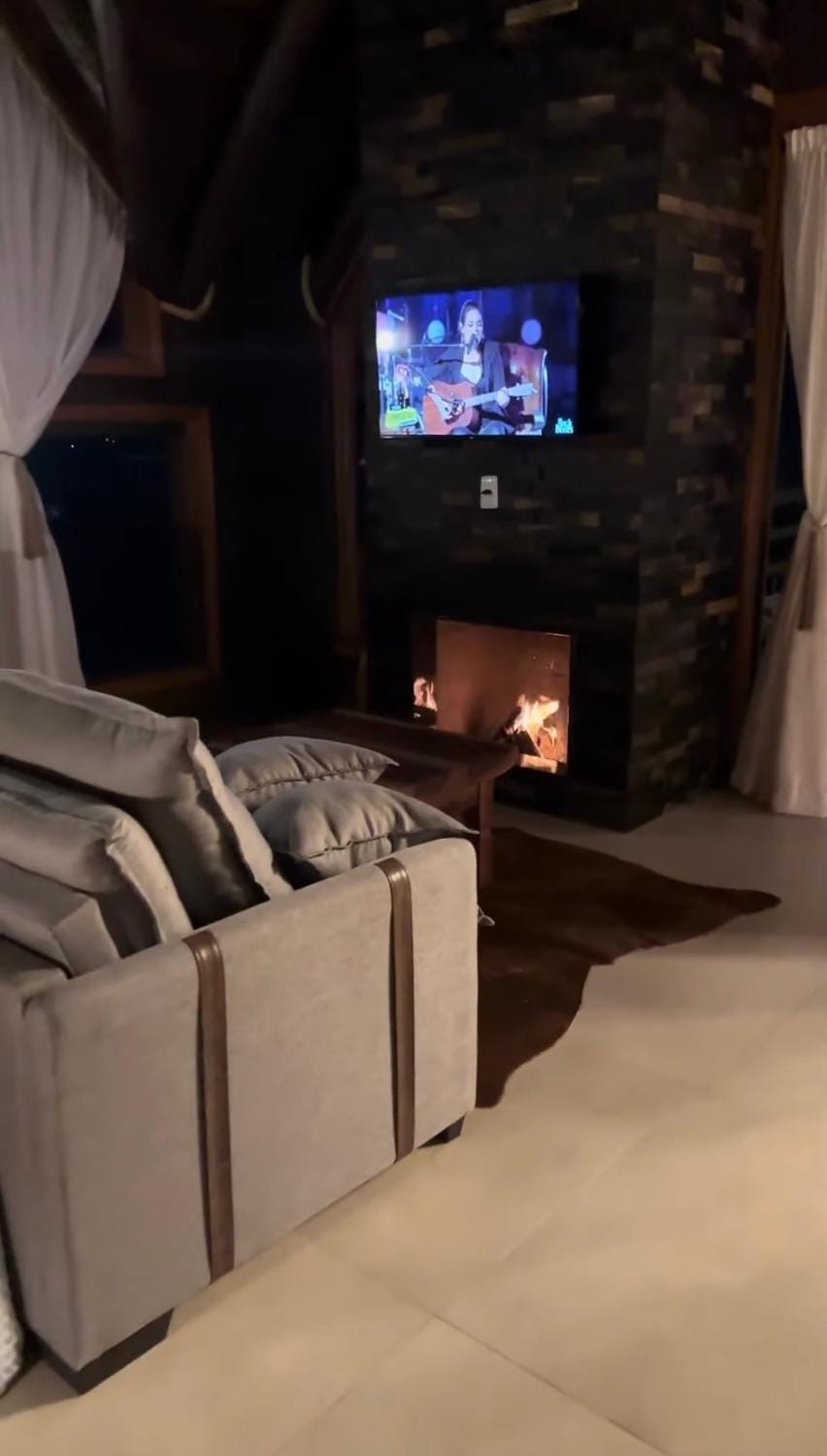 TV and multimedia, Seating area, fireplace