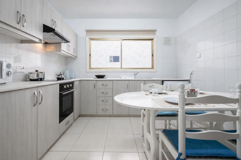 Kitchen or kitchenette, Dining area, oven, pet friendly, stove, toaster