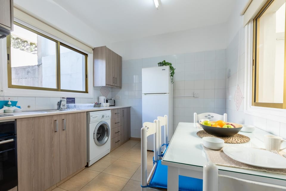 Kitchen or kitchenette, Dining area, oven, pet friendly, stove, toaster, washing machine
