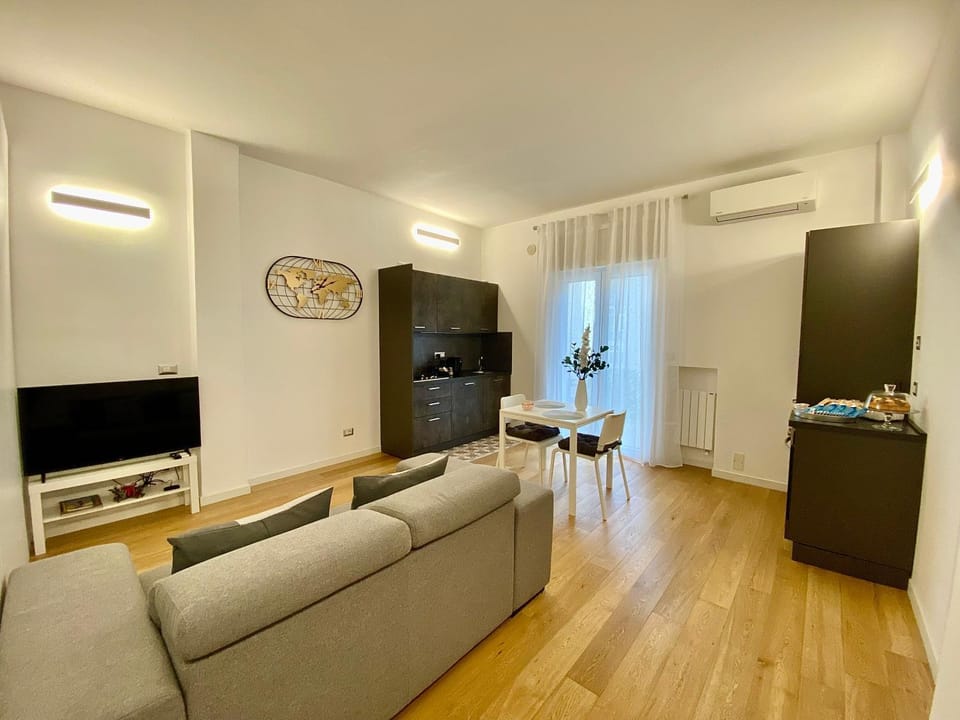 Communal lounge/ TV room, TV and multimedia, Living room, Seating area, Evening entertainment, air conditioner