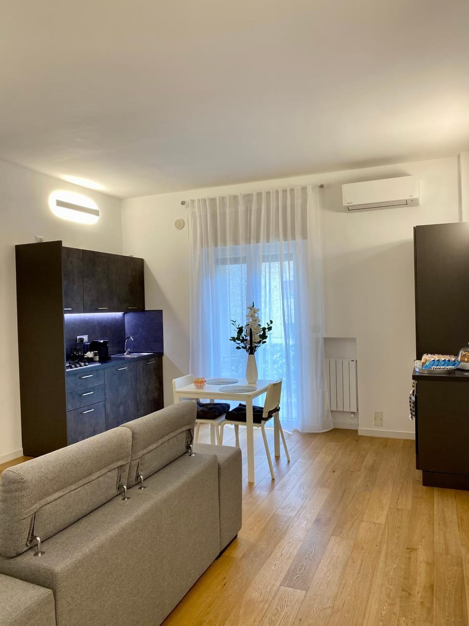 Kitchen or kitchenette, Living room, Seating area, Dining area, oven, air conditioner