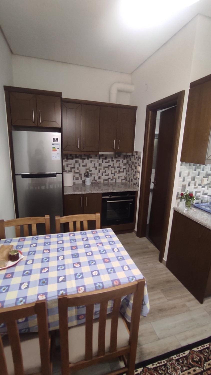 Kitchen or kitchenette, Dining area, oven, stove