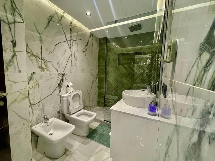 Shower, Toilet, Bathroom, towels