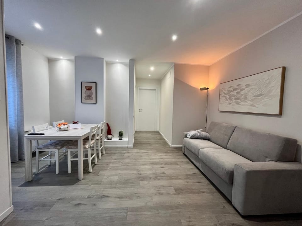 Living room, Seating area, Lunch