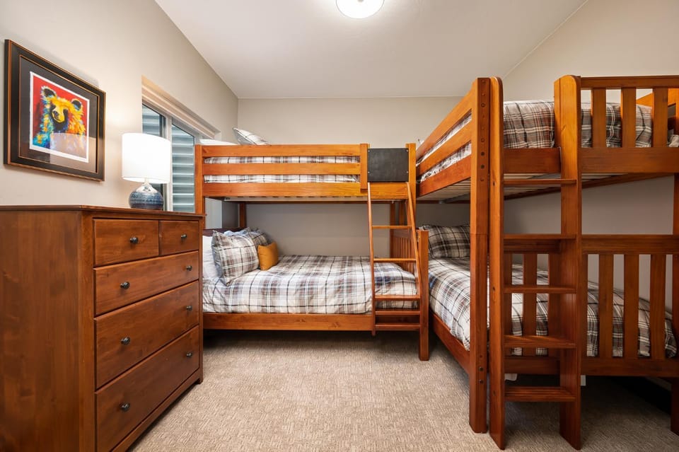 Bedroom, bunk bed