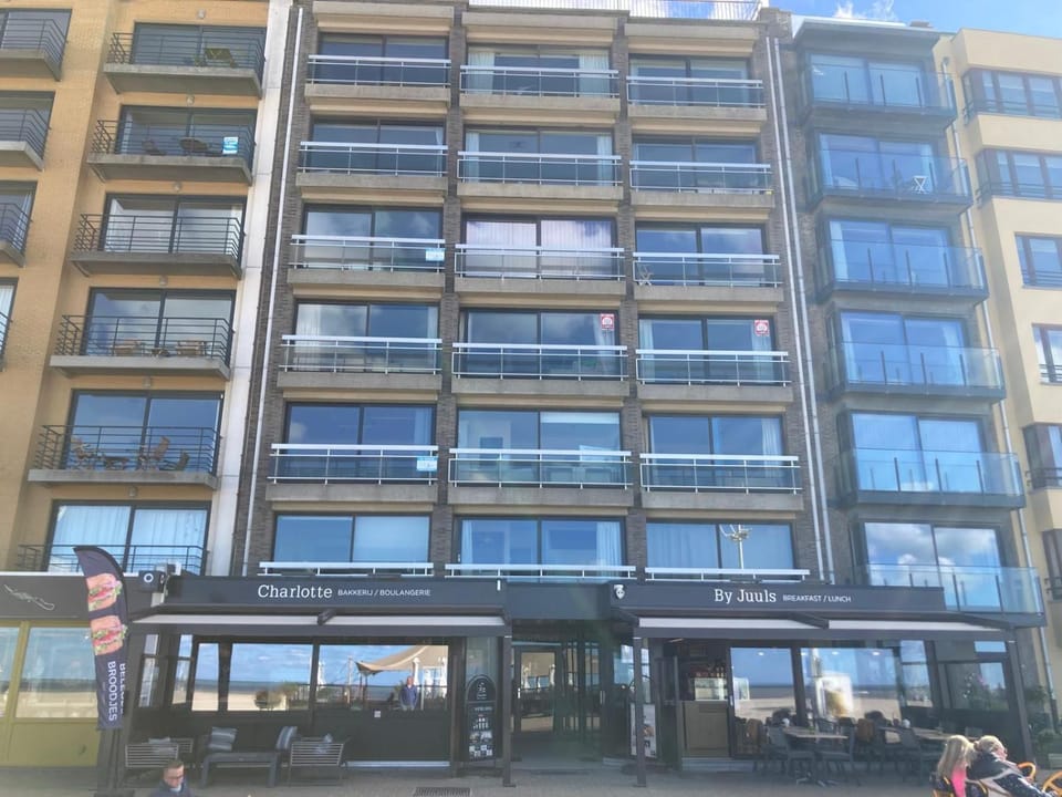 Balcony/Terrace, Location