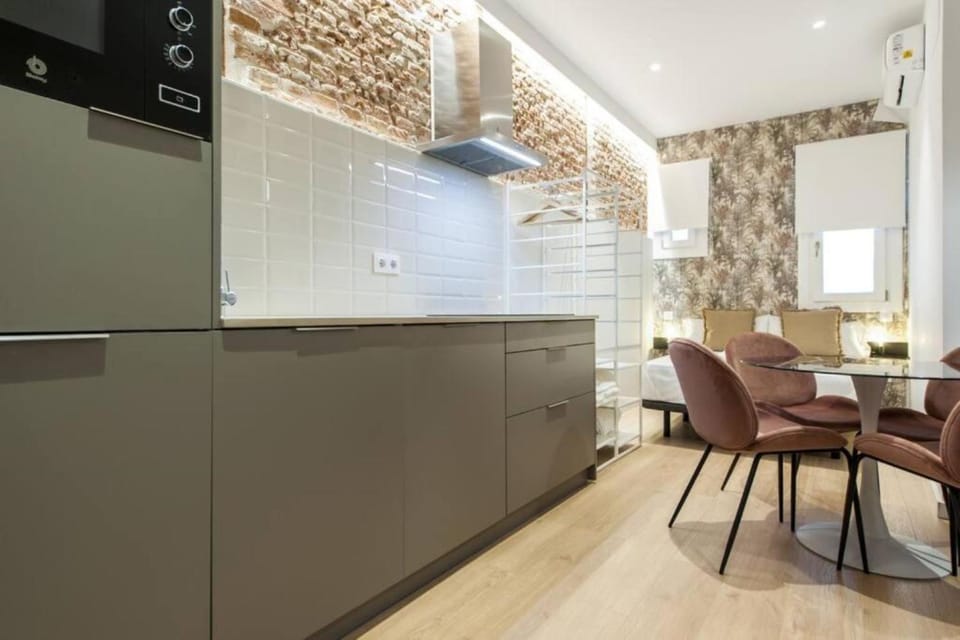 Kitchen or kitchenette, Living room, Seating area, Dining area, microwave, stove