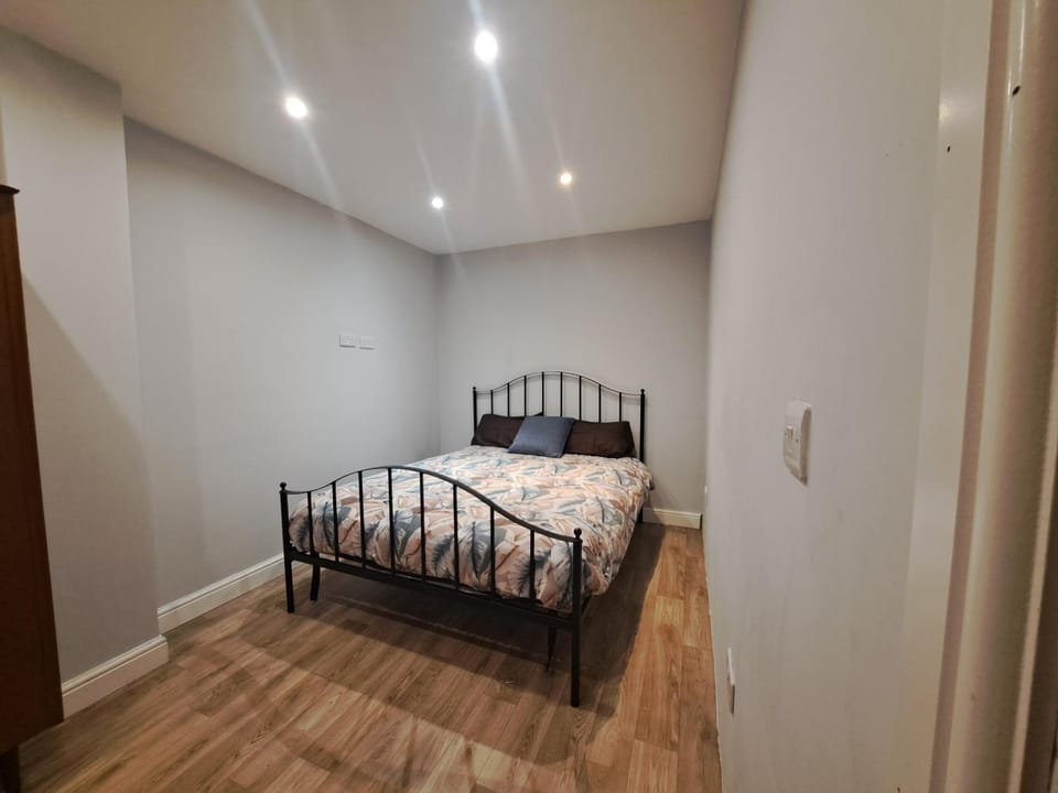 Cosy and spacious room in home with King Size bed Vacation rental in Nottingham