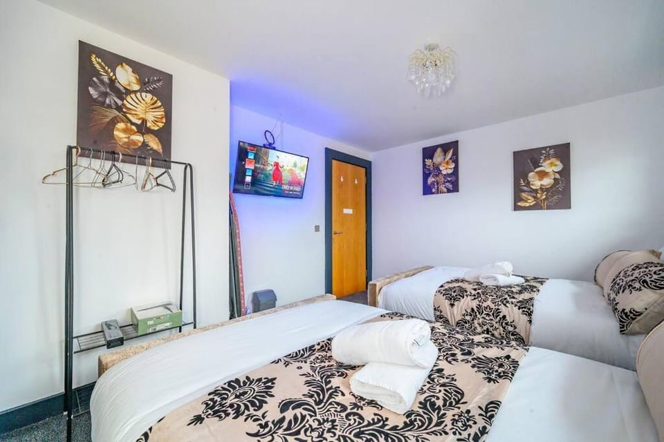 Bed, TV and multimedia, Photo of the whole room, Bedroom