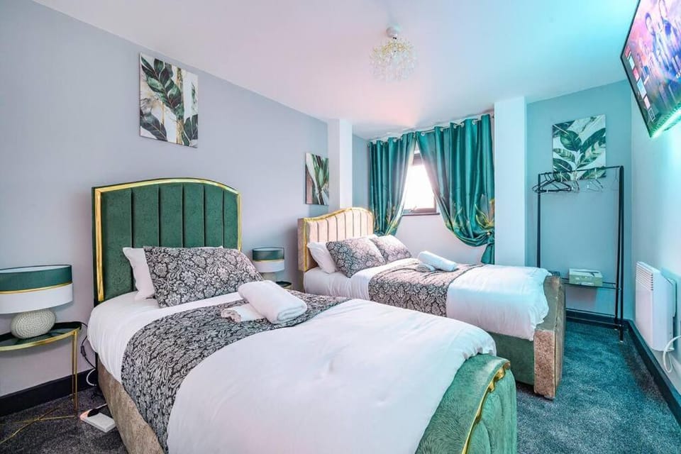 Bed, TV and multimedia, Photo of the whole room, Bedroom, towels