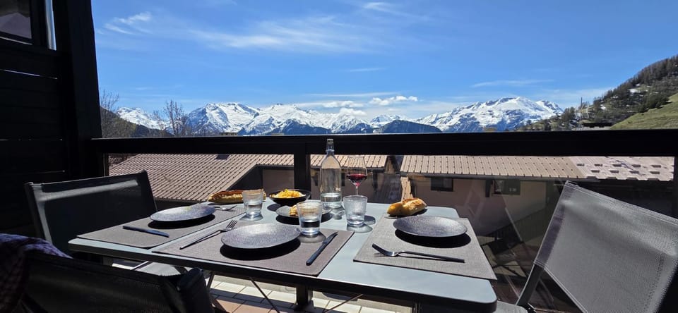 Appartement premium entièrement rénové - 100m Alpe express - Retour ski aux pieds Apartment in Huez