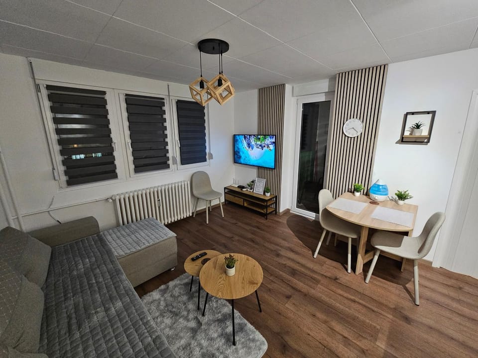 TV and multimedia, Living room, Seating area, Dining area