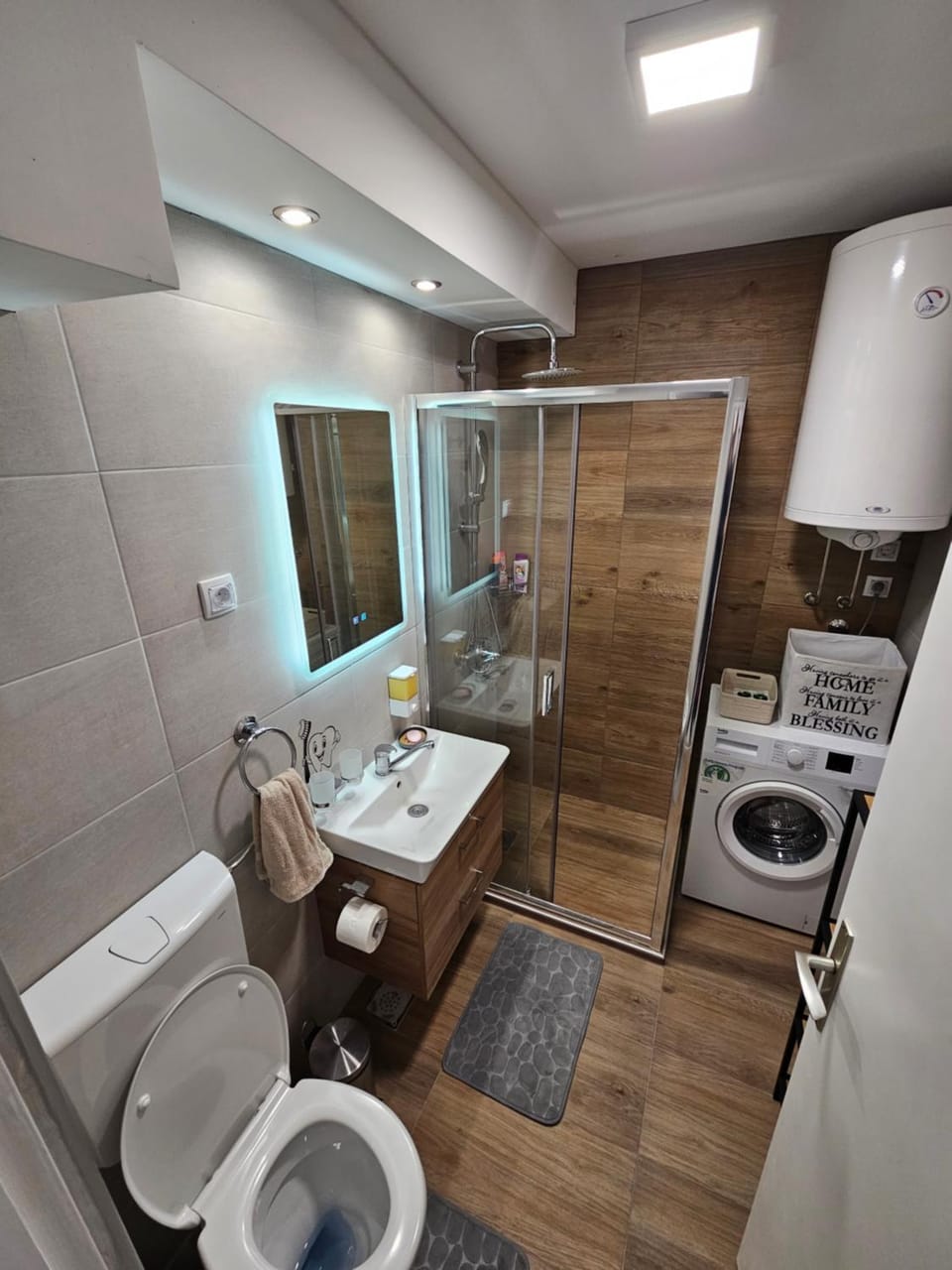 Shower, Toilet, Bathroom, towels, washing machine