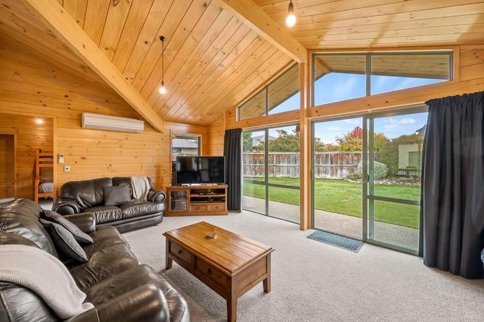 Family Stays very private close to Park with a Games Room Sleeps 10 House in Wanaka
