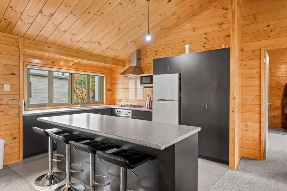 Family Stays very private close to Park with a Games Room Sleeps 10 House in Wanaka