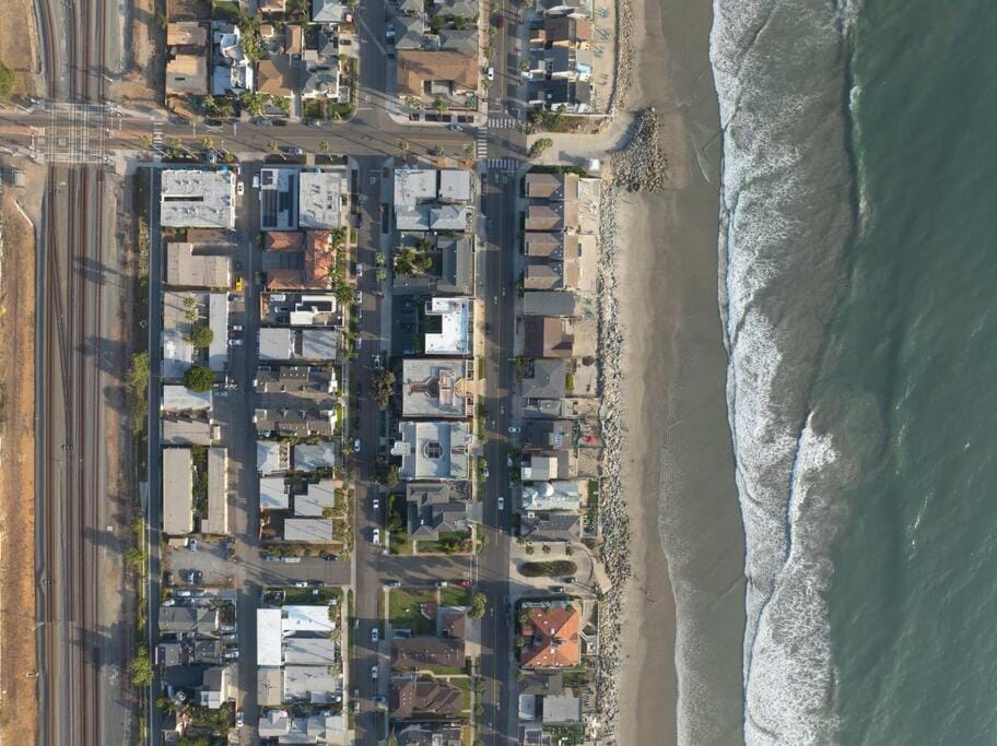King Suite - Steps to Beach & Close to Pier Apartment in Oceanside