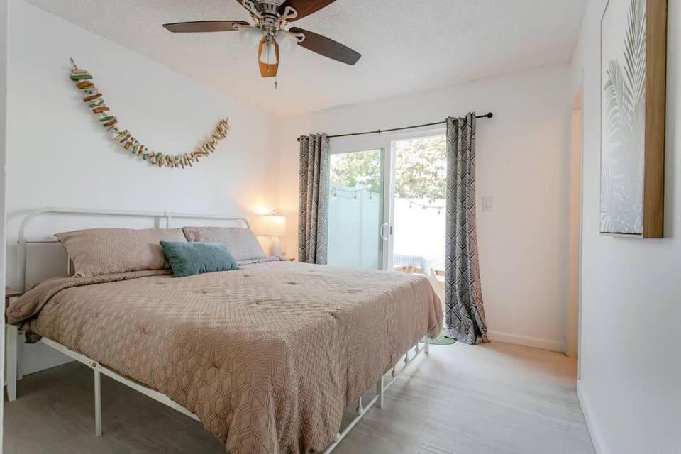 King Suite - Steps to Beach & Close to Pier Apartment in Oceanside