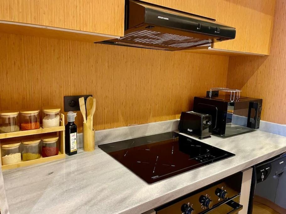 Coffee/tea facilities, stove, toaster