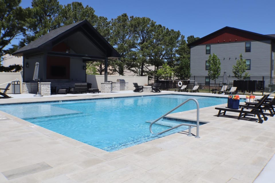 PoolBike storageKing BFParking150MbpsCentral Apartment in Rogers