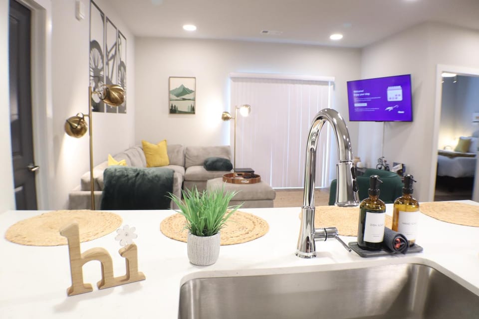 Deluxe 2BR Near Amp, Bike Culture & Walmart wPool Apartment in Rogers