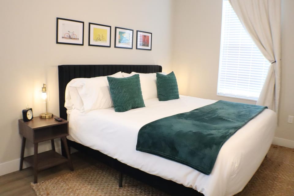 2BR, OZ Bike Park Walmart PoolGymUWA Apartment in Rogers