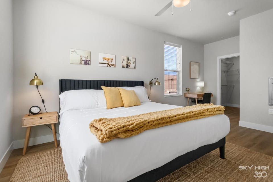 Pool150Mbps3 Smart TV'sParking King Bds Apartment in Rogers