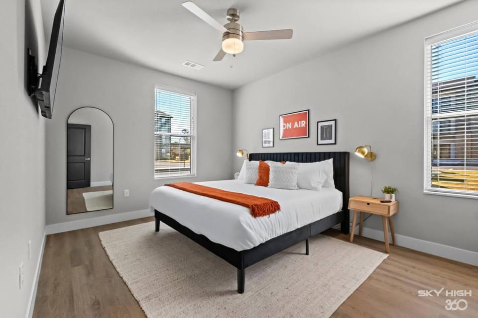 Music Themed 2-King Bds, Pool, No Cleaning Fee Apartment in Rogers