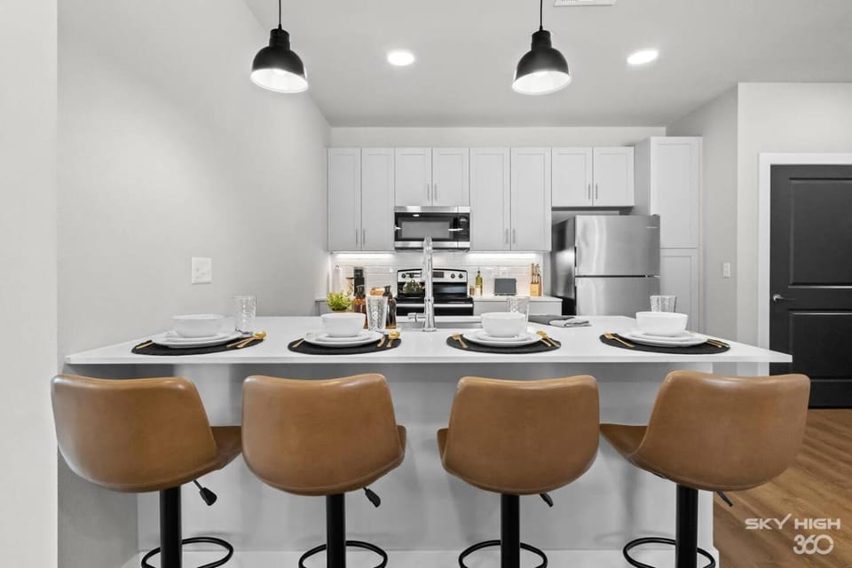 Unplugged Deluxe 2BR Retreat Near AMP & Bentonvi Apartment in Rogers