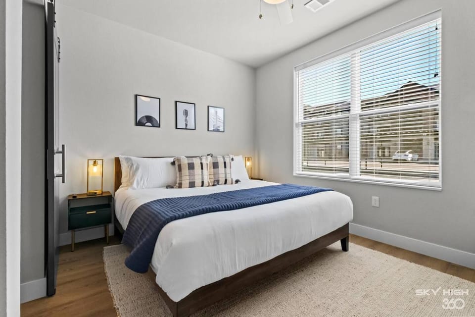 Music Themed 2-King Bds, Pool, No Cleaning Fee Apartment in Rogers