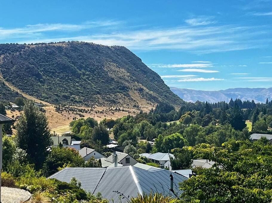 Wanaka close to town with large Outdoor living space Sleeps 9 House in Wanaka