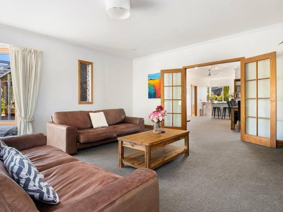 Wanaka close to town with large Outdoor living space Sleeps 9 House in Wanaka
