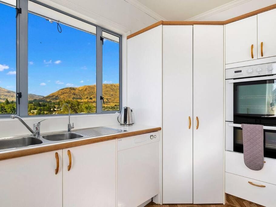Wanaka close to town with large Outdoor living space Sleeps 9 House in Wanaka