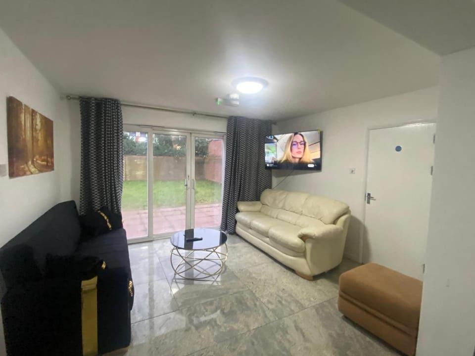 Communal lounge/ TV room, TV and multimedia, Living room, Seating area, Evening entertainment