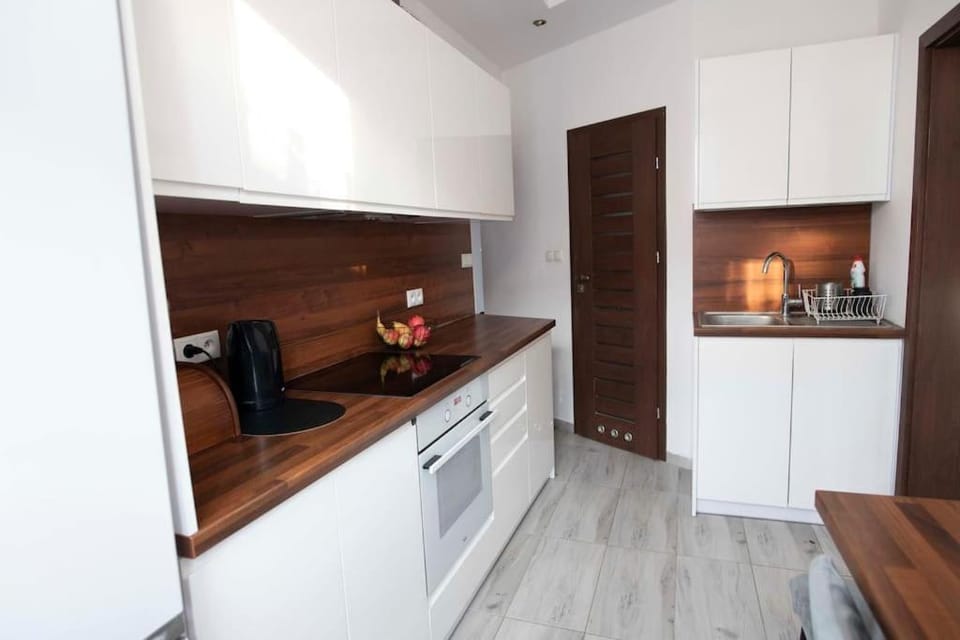 Coffee/tea facilities, Kitchen or kitchenette, oven, stove