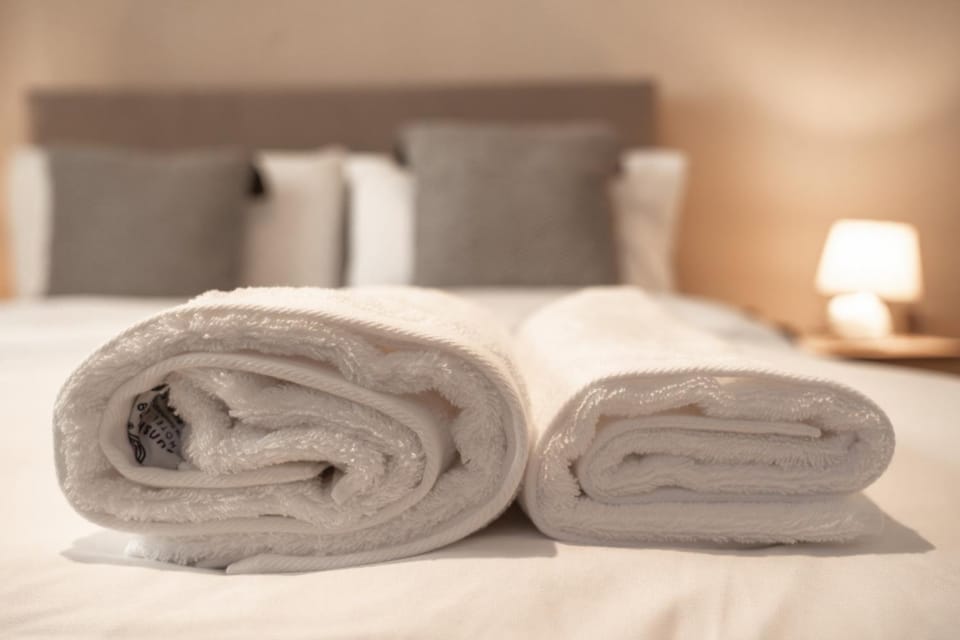Bed, Bedroom, towels