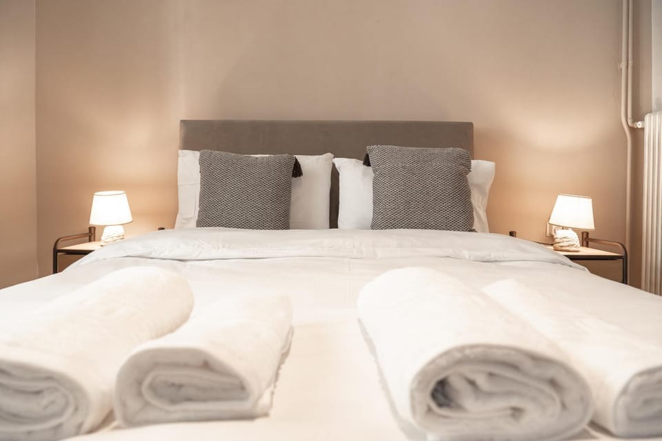 Bed, Bedroom, towels