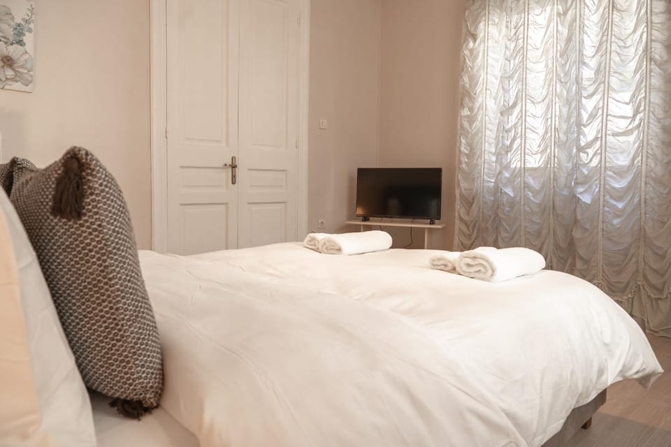 Bed, TV and multimedia, Bedroom, towels