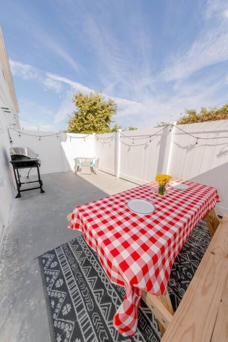 Steps to Beach & Close to Restaurants and Shops Apartment in Oceanside