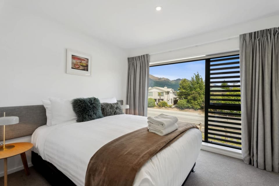 Ruru Retreat House in Wanaka