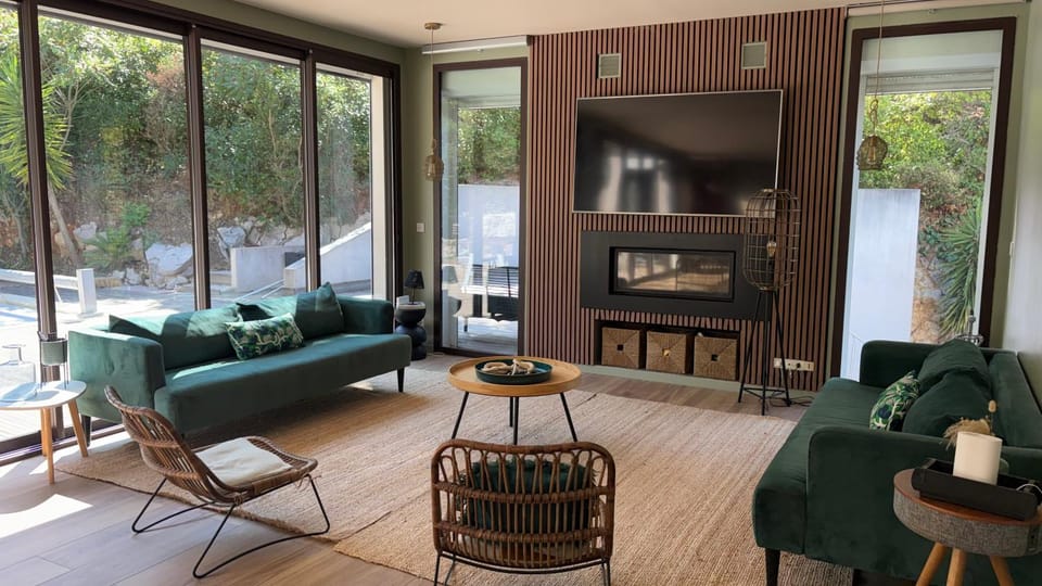 Property building, TV and multimedia, Balcony/Terrace, Living room, fireplace