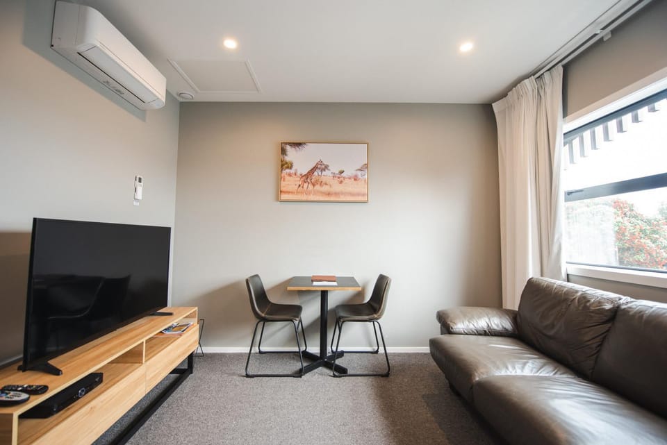TV and multimedia, Living room, Seating area, Evening entertainment, air conditioner