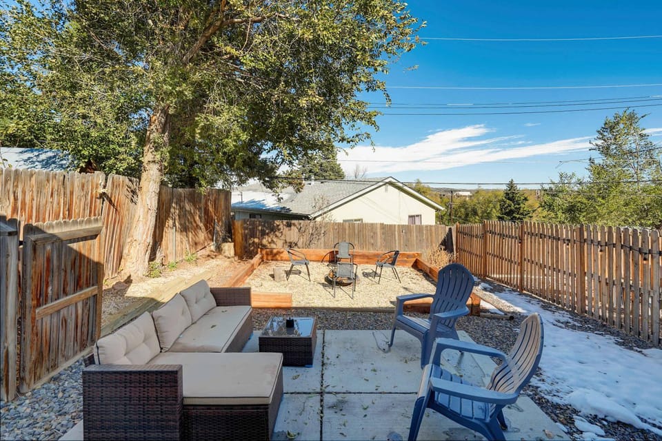 Cloud View Family Mountain Views & Fire Pit Apartment in Colorado Springs